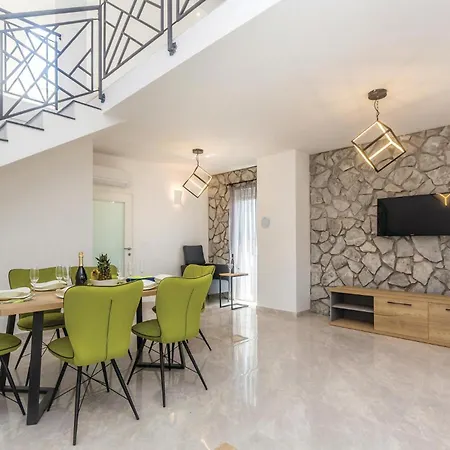 2 Bedroom Stunning In Krk Apartment *